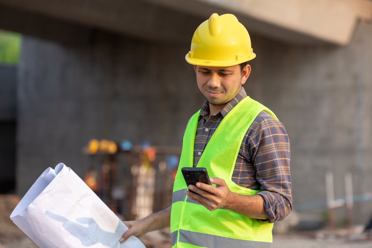 construction workers use smartphone